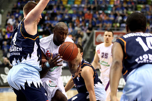 斯洛特：弗林蓬腿筋不适，换凯尔凯兹是因为他有黄牌